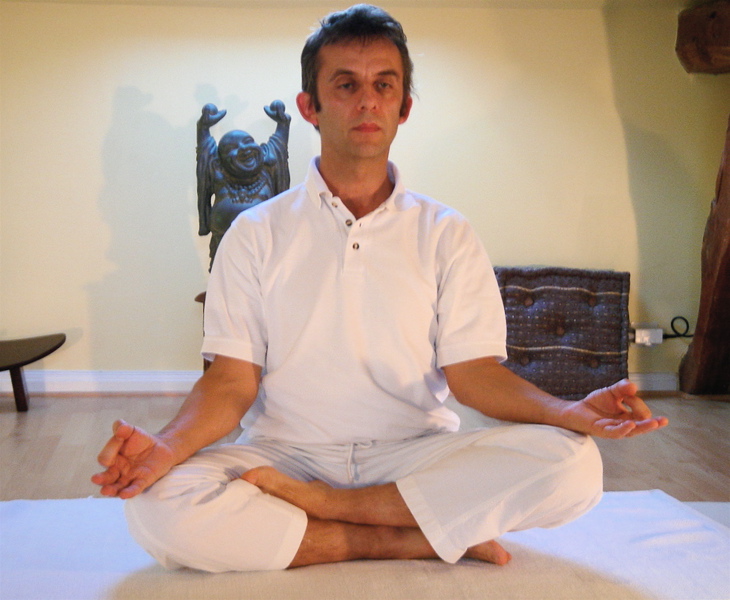 Easy sitting pose (Sukhasana). Photo: Joseph RENGER, CC BY-SA 3.0, via Wikimedia Commons